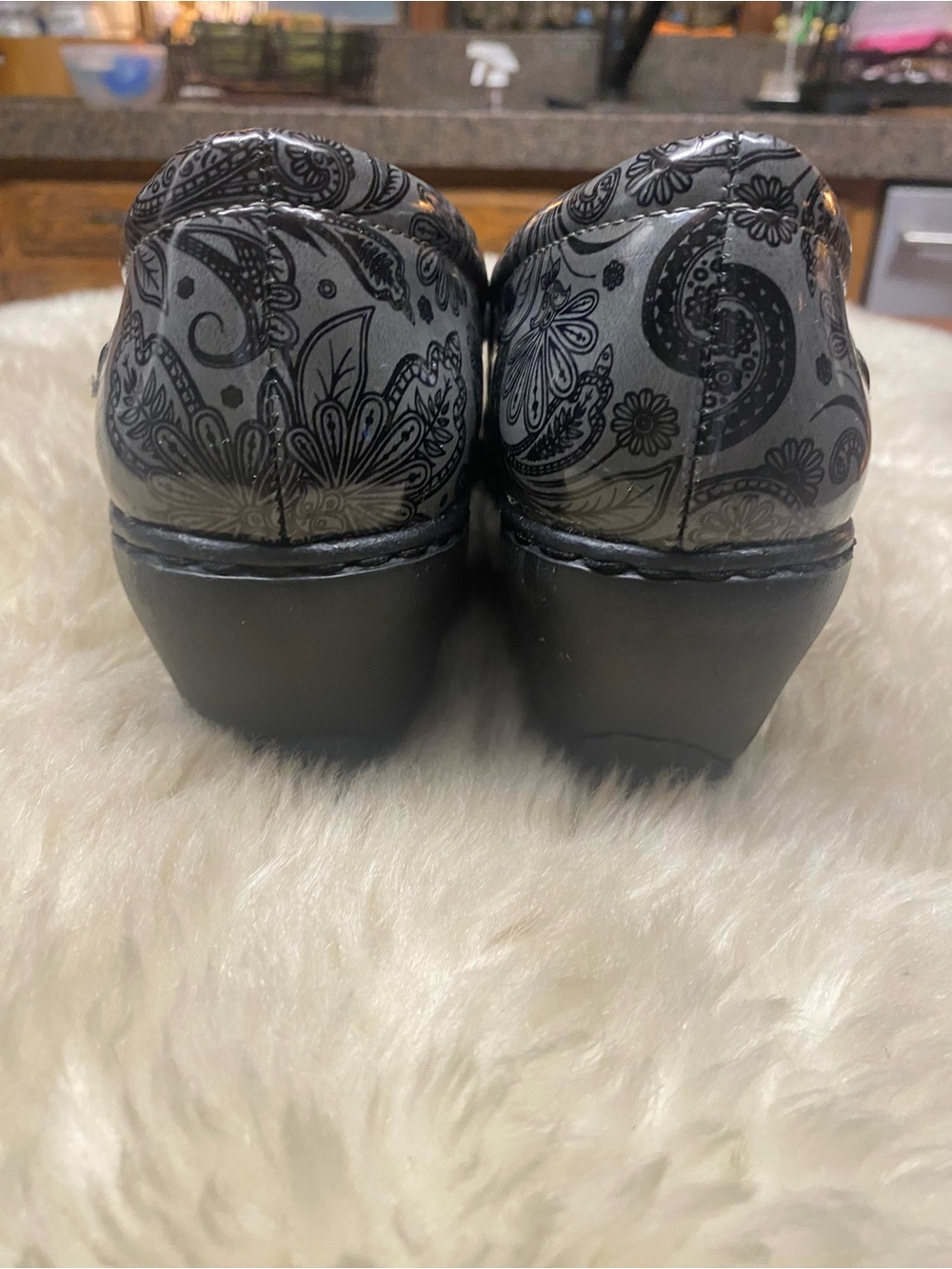 Nurse Mates Bryar Clogs Gray Floral Printed Size 10 - Picture 2 of 7